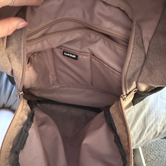 Pink dakine backpack - Picture 2 of 4